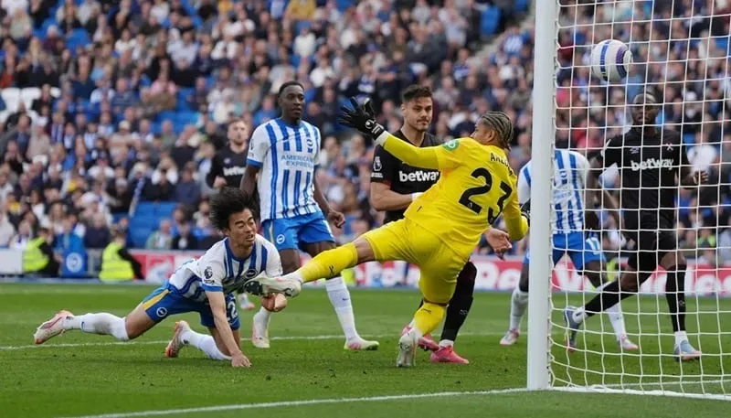 Kaoru Mitoma (trái, Brighton) đánh đầu gỡ hòa trước West Ham