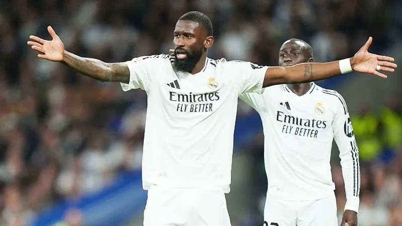 Antonio Rudiger phản ứng trong trận Real Madrid thua 2-3 trước Barcelona tại chung kết Copa del Rey.