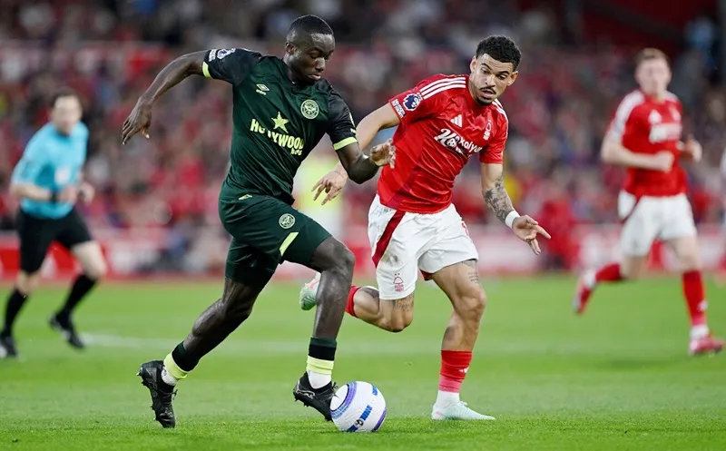 Hy vọng dự Champions League của Nottingham Forest (phải) bị giáng một đòn mạnh khi thua Brentford 0-2 trên sân nhà.
