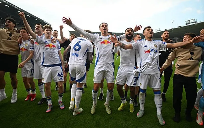 Các cầu thủ Leeds ăn mừng chức vô địch sau chiến thắng 2-1 trên sân Plymouth