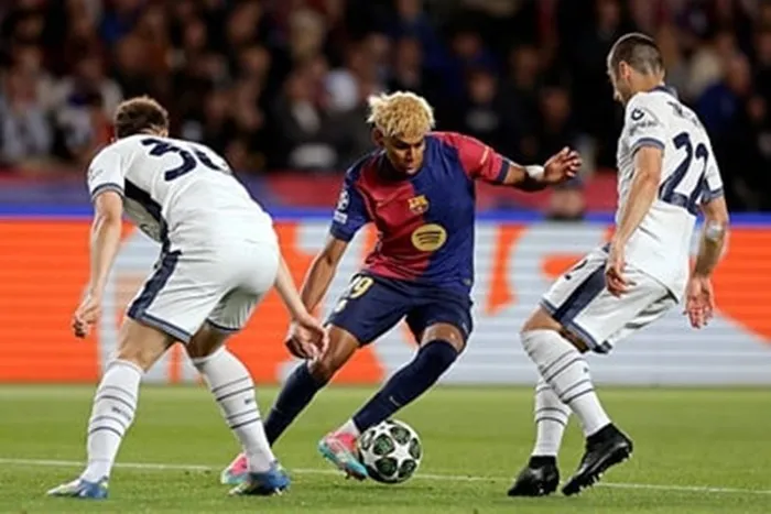 Việc triển khai 2 kèm 1 trước Yamal đã khiến hàng thủ Inter lỏng lẻo vì thiếu người ở lượt đi