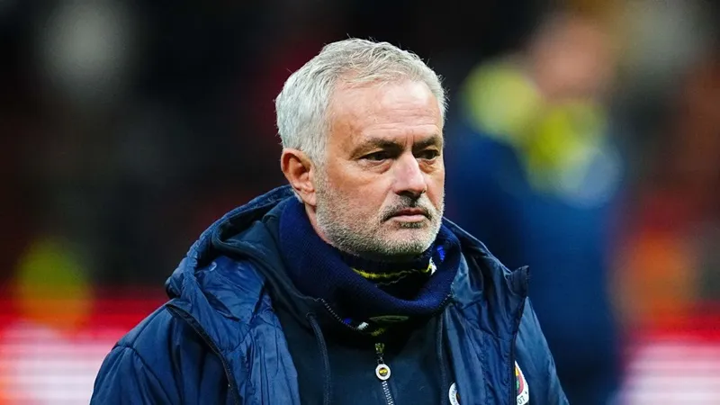 HLV Jose Mourinho từ chối xác nhận liệu ông có tiếp tục ở lại Fenerbahce mùa giải tới hay không.