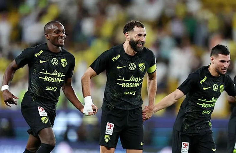 Niềm vui của Benzema cùng các đồng đội sau trận thắng ngược 3-2 trên sân Al-Nassr