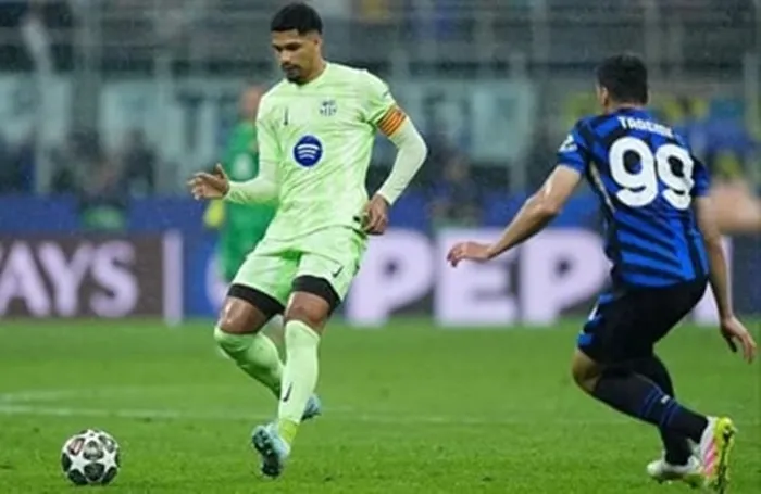 Ronald Araujo bị gọi tên trong 2 bàn thua cuối trận của Barcelona