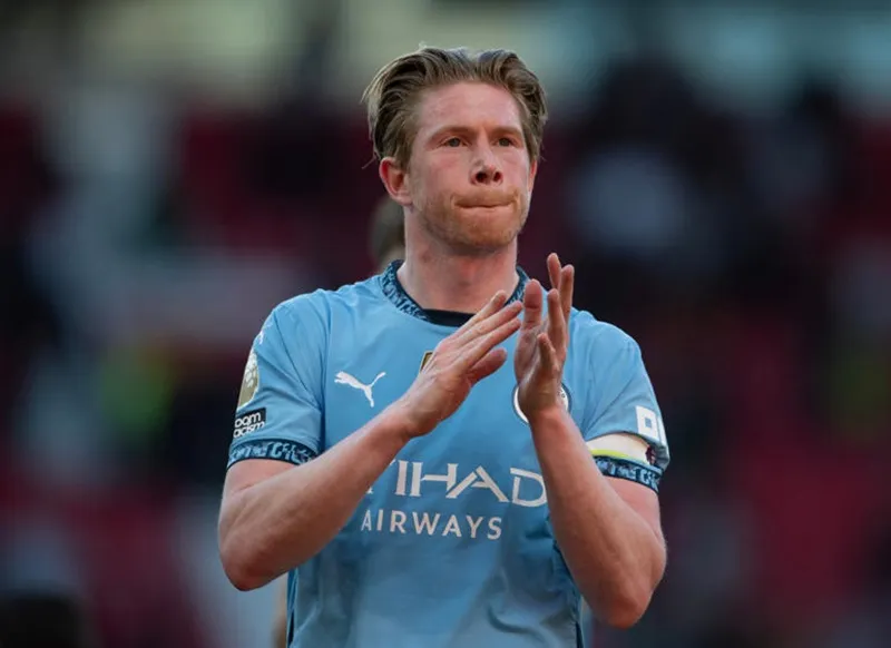 Kevin De Bruyne vẫn có thể ở lại Premier League với khả năng chuyển đến Liverpool.