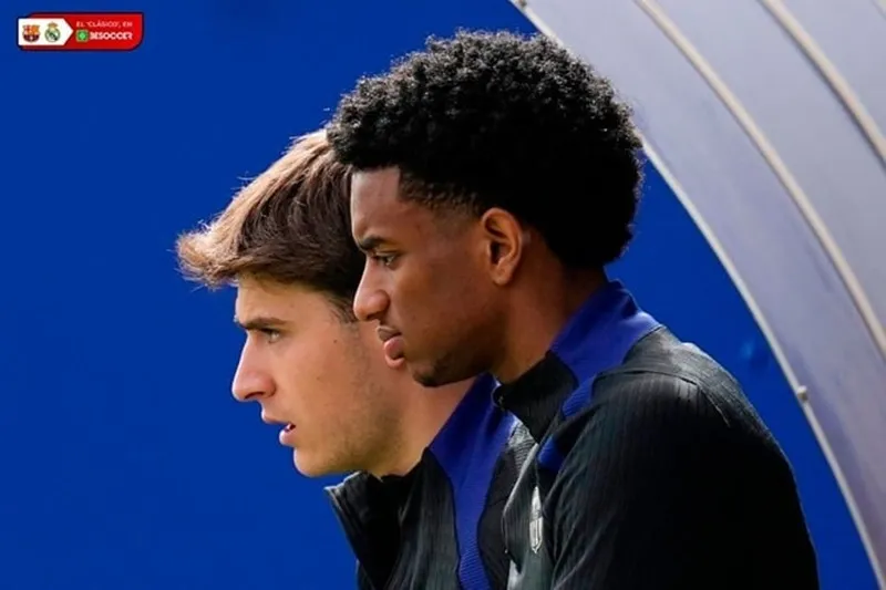 Alejandro Balde (phải) đã tham gia buổi tập đầy đủ của Barcelona