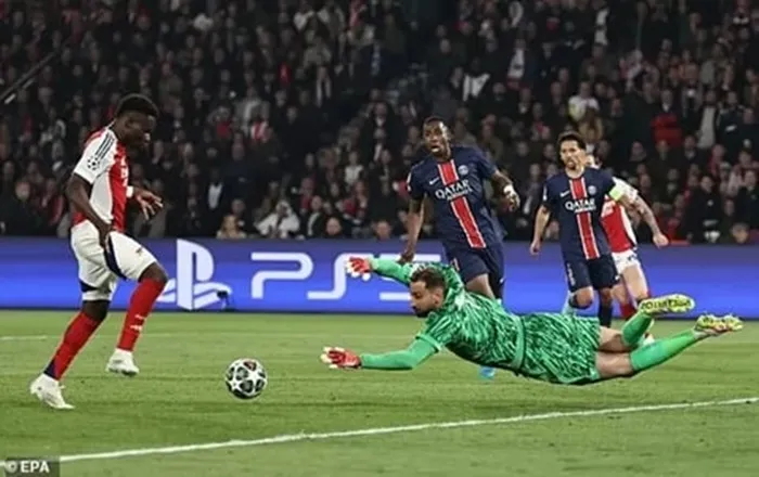 Thủ môn Gianluigi Donnarumma (PSG) cản phá cú sút của Bukayo Saka (Arsenal)