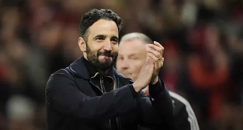 HLV Ruben Amorim hiếm hoi nở nụ cười hài lòng khi Man.United vào chung kết Europa League