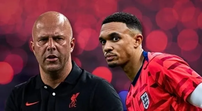 Arne Slot và Trent Alexander-Arnold