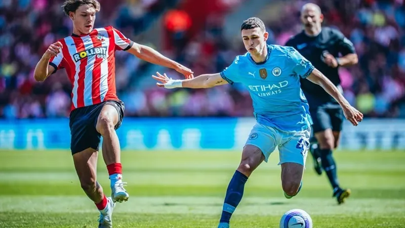 Phil Foden bất lực trước hàng phòng thủ dày đặc của Southampton