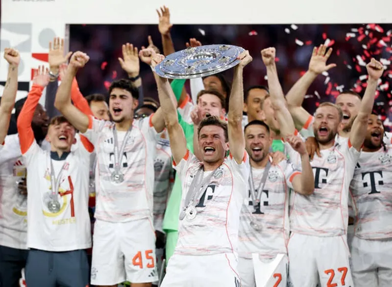 Thomas Muller nâng cao danh hiệu Bundesliga thứ 13 kỷ lục trước khi chia tay Bayern Munich. 