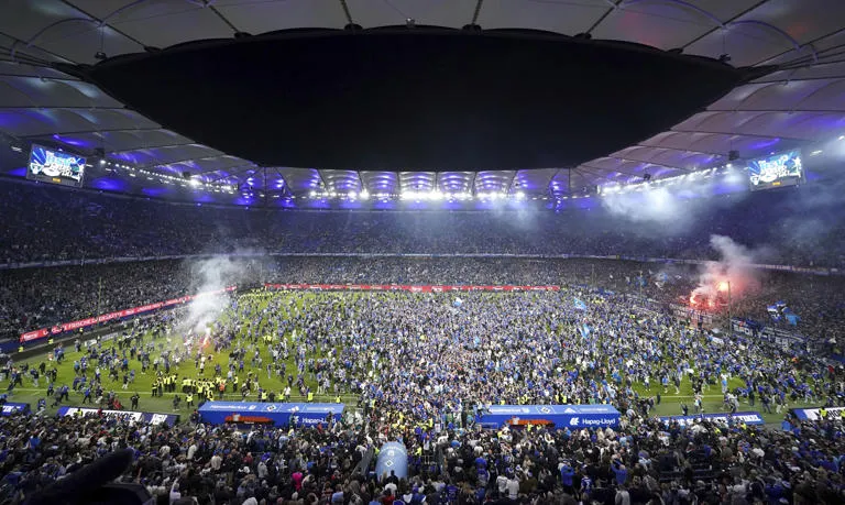 Hamburg SV giành quyền trở lại Bundesliga sau 7 năm bằng cách đánh bại Ulm 6-1 vào thứ Bảy.