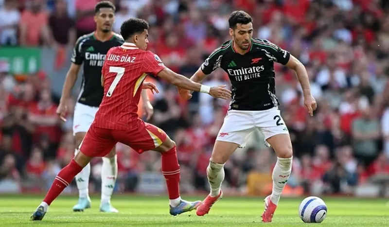 Mikel Merino (phải, Arsenal) từ người hùng hóa thành kẻ tội đồ.