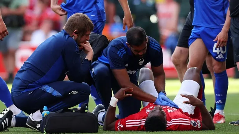 Taiwo Awoniyi được sơ cứu trong trận đấu vào Chủ nhật