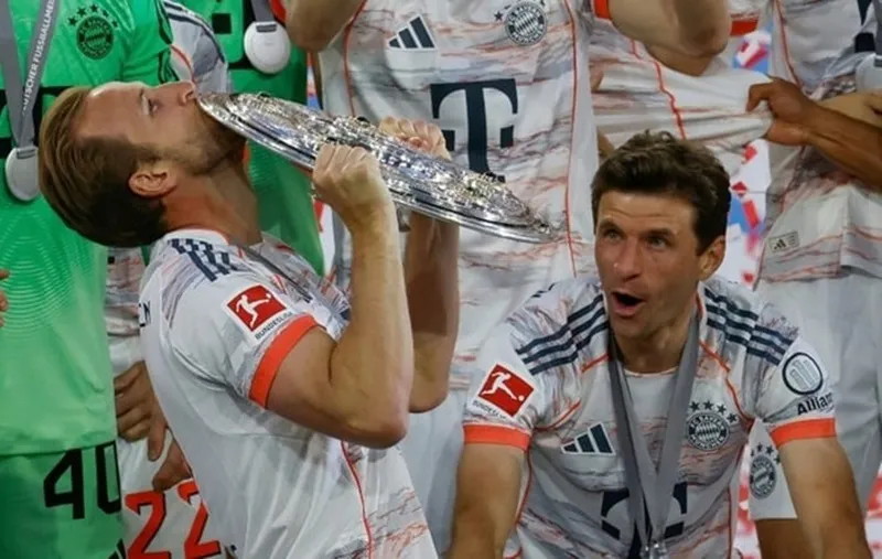 Harry Kane với chiếc đĩa bạc Bundesliga cùng Bayern Munich