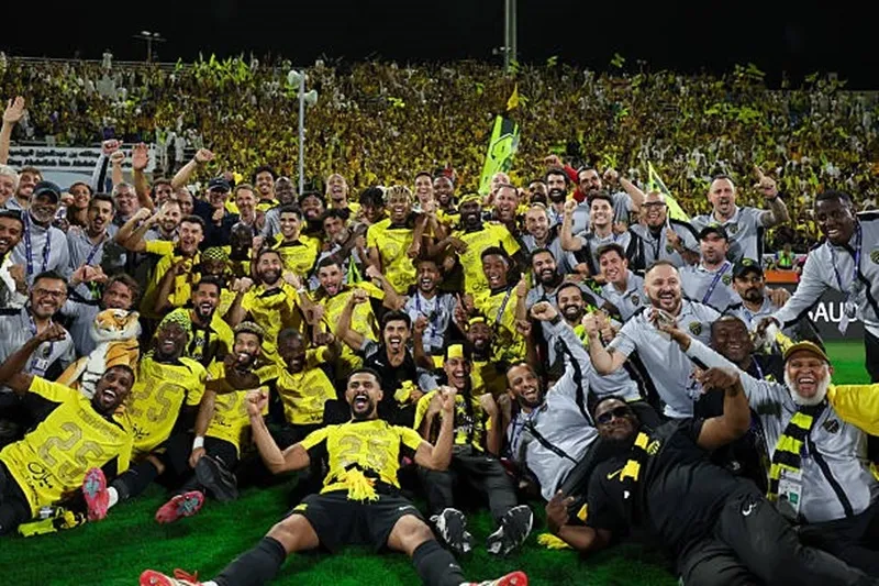 Toàn đội Al-Ittihad ăn mừng chức vô địch sớm sau trận thắng 3-1 trên sân Al-Raed