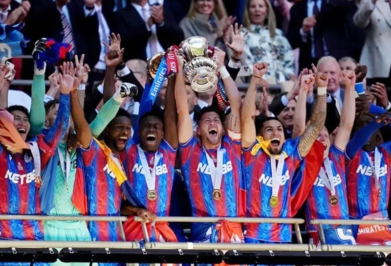 Các cầu thủ Crystal Palace giương cao chiếc Cúp FA trên khán đài danh dự sân Wembley