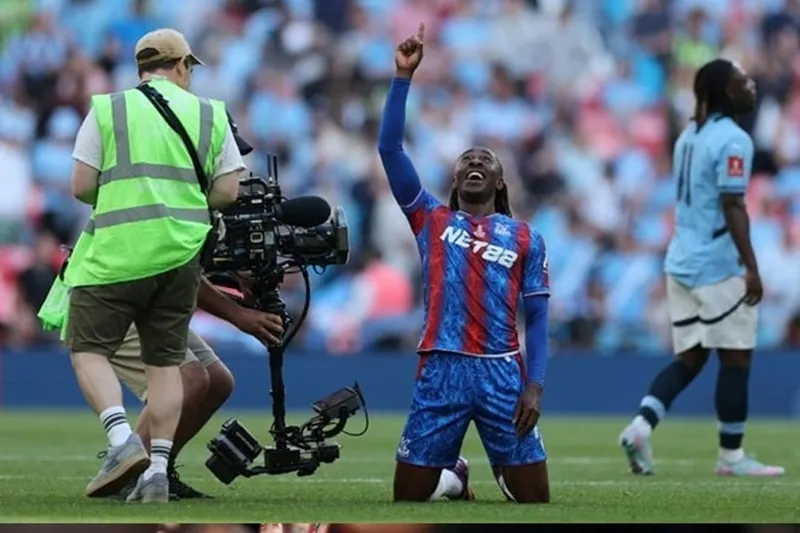 Eberechi Eze ăn mừng chiến thắng trên sân Wembley