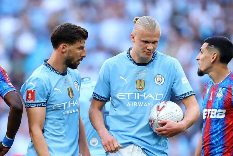 Erling Haaland ban đầu đã cầm bóng sau khi trọng tài xác nhận quả phạt đền cho Man.City.