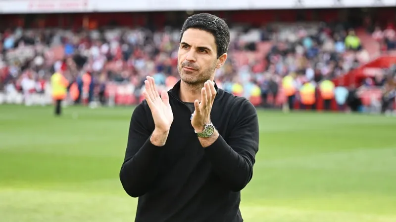 HLV Mikel Arteta đã thách thức ban lãnh đạo Arsenal “cần làm những gì họ phải làm”.