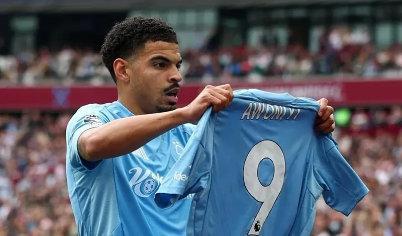 Morgan Gibbs-White dành tặng chiến thắng của Nottingham Forest trước West Ham cho Taiwo Awoniyi 