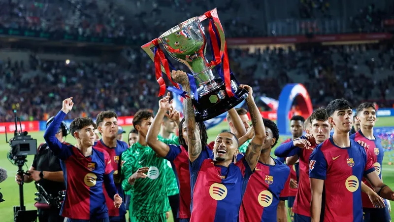 Barcelona nâng cao chiếc cúp vô địch Tây Ban Nha thứ 28 trên sân nhà.