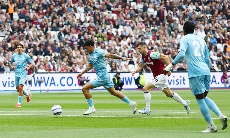 Morgan Gibbs-White đoạt bóng và ghi bàn mở tỷ số cho Nottingham Forest