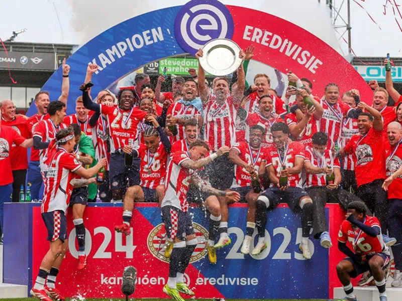 PSV Eindhoven vô địch Hà Lan lần thứ 26 nhưng là danh hiệu chắc chắn khó quên nhất trong lịch sử.