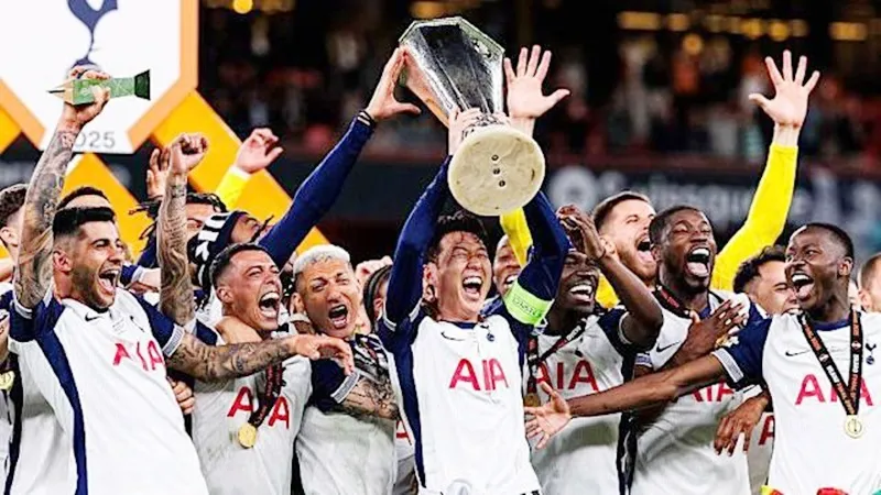 Đội trưởng Son Heung-min và vài đồng đội nâng cúp mà không đeo huy chương trên cổ. 