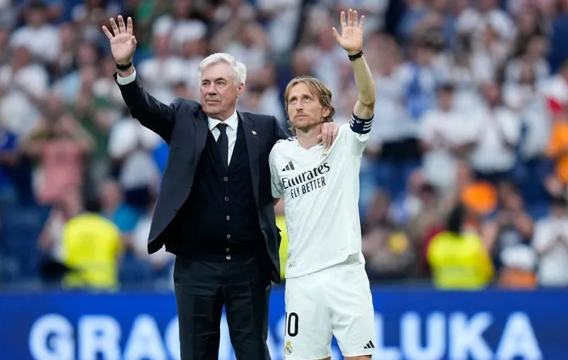 HLV Carlo Ancelotti và tiền vệ Luka Modric đã có màn chia tay đầy cảm xúc với Real Madrid.