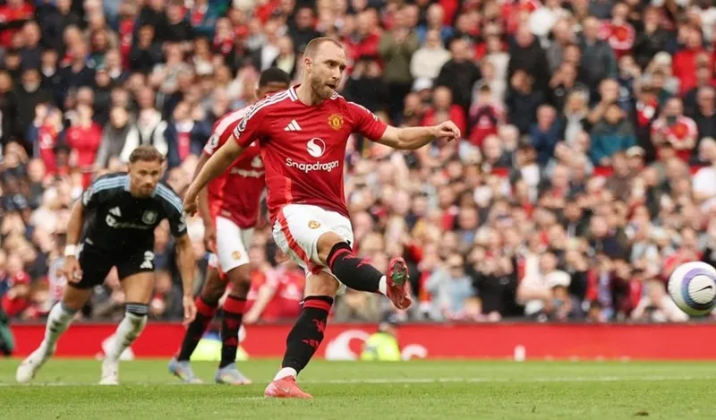 Quả phạt đền thành bàn của Christian Eriksen ở phút 87