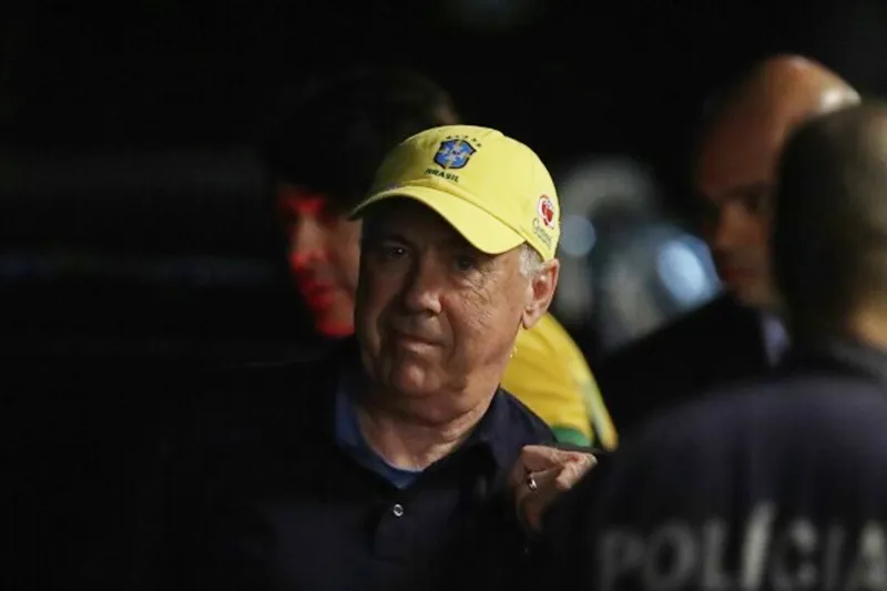 Carlo Ancelotti đội mũ của đội tuyển quốc gia Brazil khi đặt chân đến Rio de Janeiro vào Chủ Nhật.