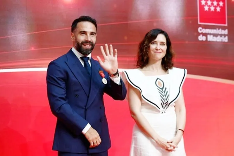 Hậu vệ cánh Dani Carvajal đã nhận Huy chương vàng của Madrid