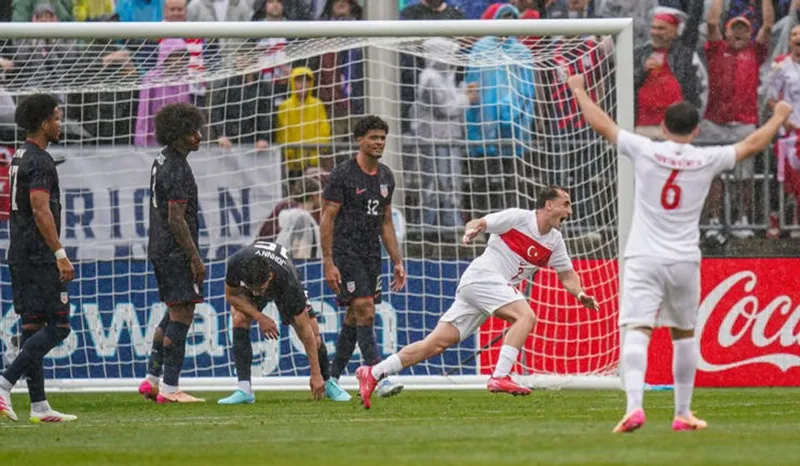 Thổ Nhĩ Kỳ đã khai thác hàng phòng ngự lỏng lẻo để ngược dòng đánh bại tuyển Mỹ 2-1.