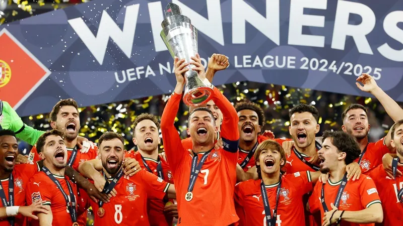 Cristiano Ronaldo cùng Bồ Đào Nha lần thứ 2 nâng cao chức vô địch UEFA Nations League.