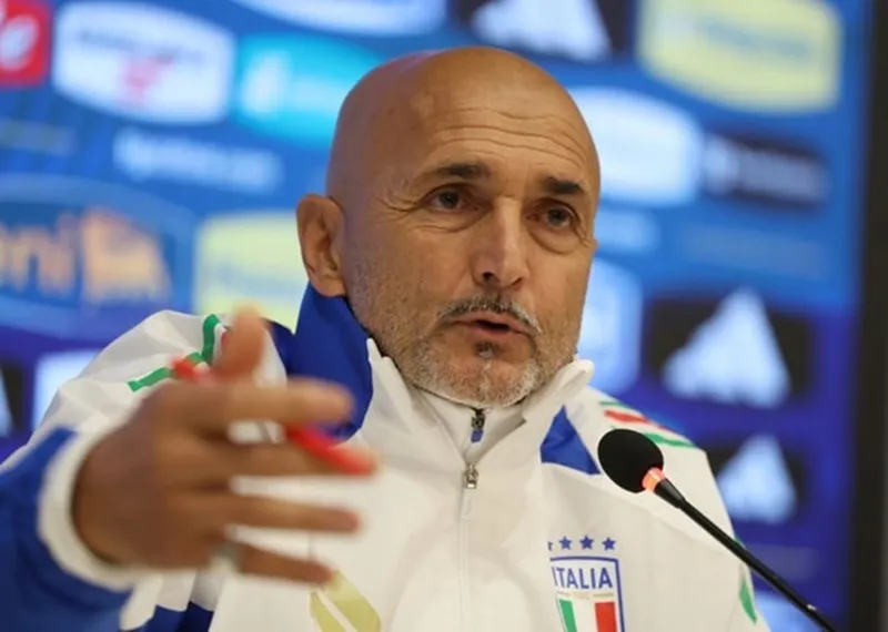 HLV Luciano Spalletti gây bão trong buổi họp báo