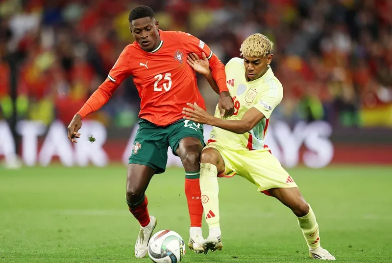 Nuno Mendes đã hoá giải Lamine Yamal giúp Bồ Đào Nha đánh bại Tây Ban Nha vô địch UEFA Nations League.