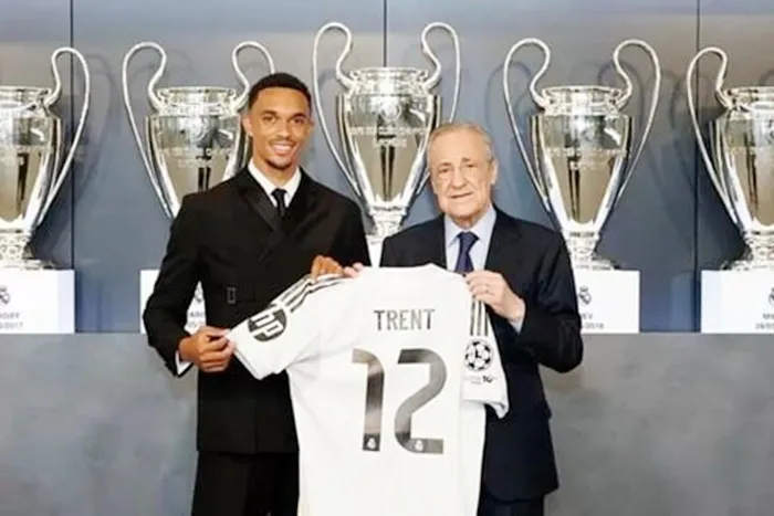 Trent khoe chiếc áo số 12 và Chủ tịch Florentino Perez