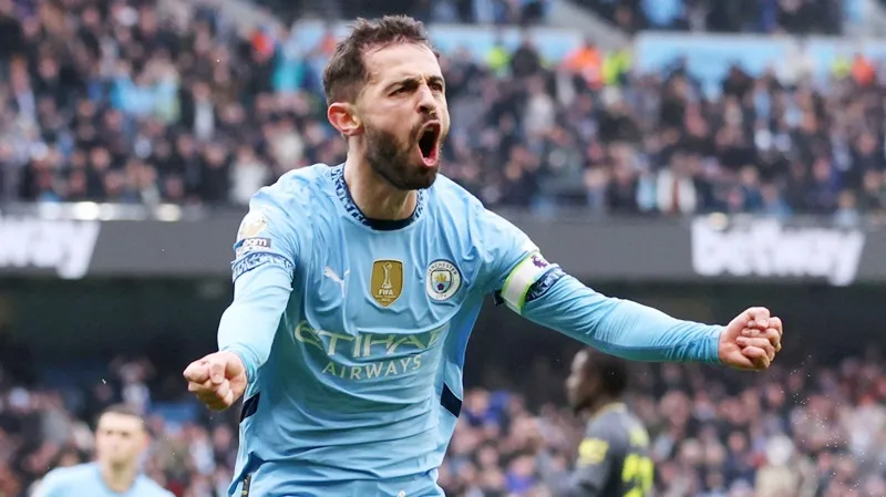 HLV Pep Guardiola tự phá vỡ quy tắc khi chỉ định Bernardo Silva làm đội trưởng mới của Man.City.