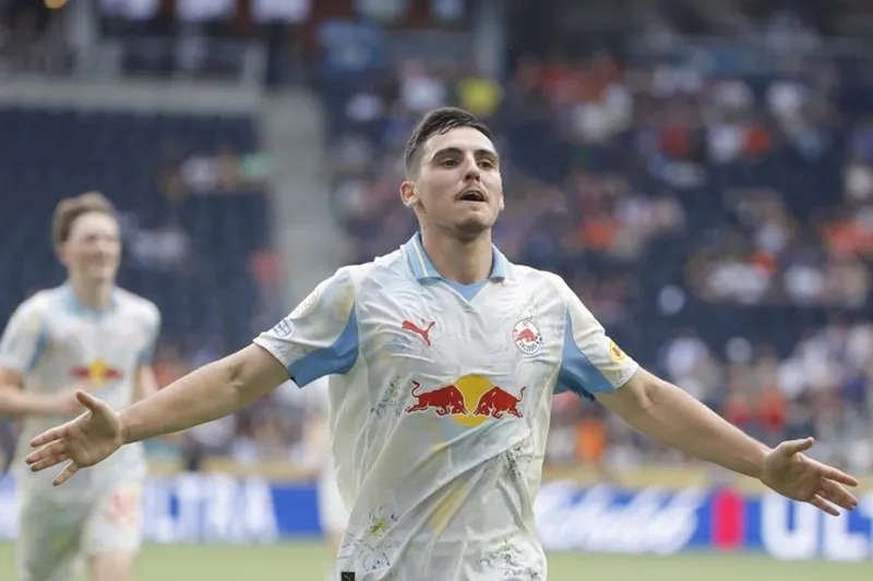 RB Salzburg vươn lên dẫn đầu bảng H sau chiến thắng 2-1 trước CF Pachuca.