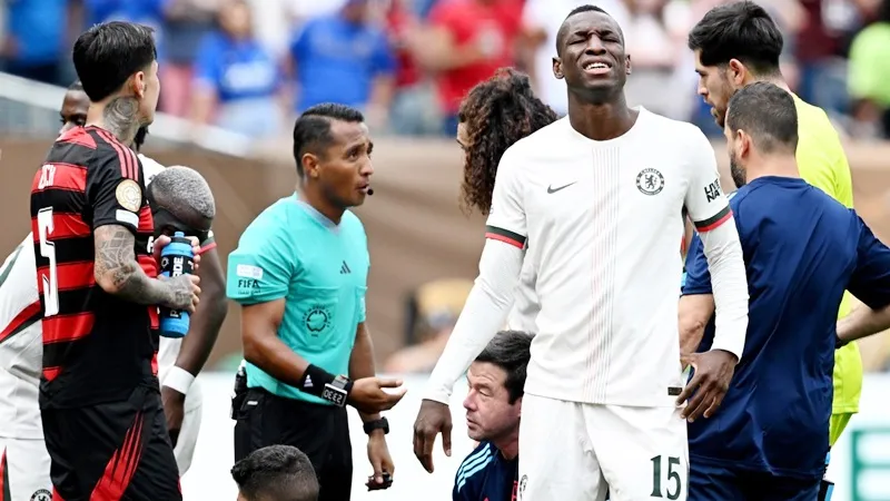 Nicolas Jackson xin lỗi người hâm mộ Chelsea sau khi bị đuổi khỏi sân trong trận thua Flamengo 1-3.