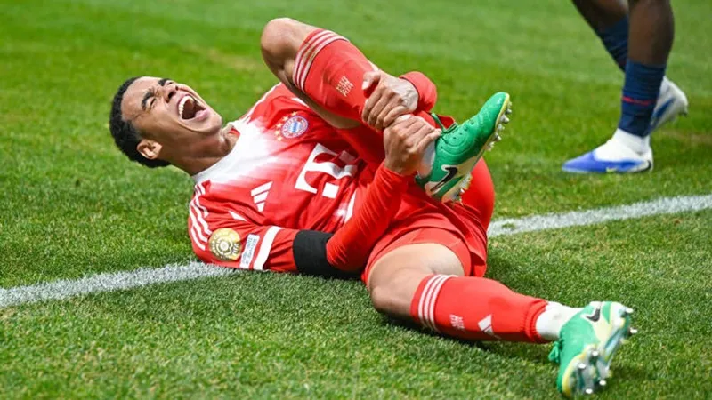 Jamal Musiala đối mặt với "thời gian dài" ngồi ngoài sau khi bị gãy xương mác và trật mắt cá chân