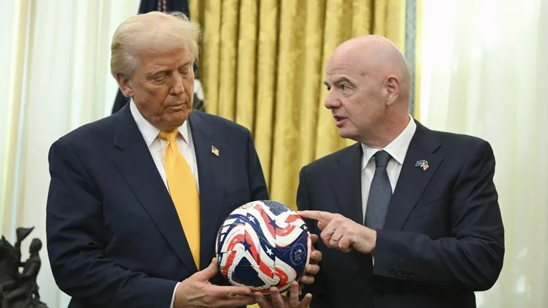Tổng thống Mỹ, Donald Trump (trái) và Chủ tịch FIFA, Gianni Infantino. Ảnh: AP