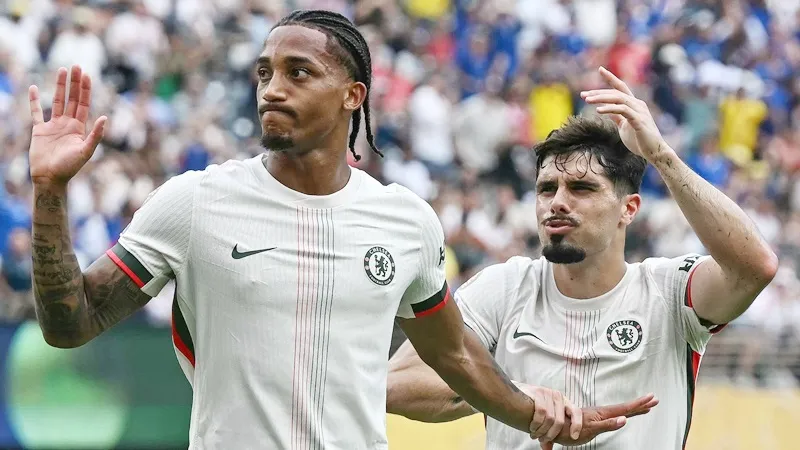 Joao Pedro không ăn mừng khi ghi cú đúp bàn thắng giúp Chelsea đánh bại đội bóng cũ Fluminense 2-0.