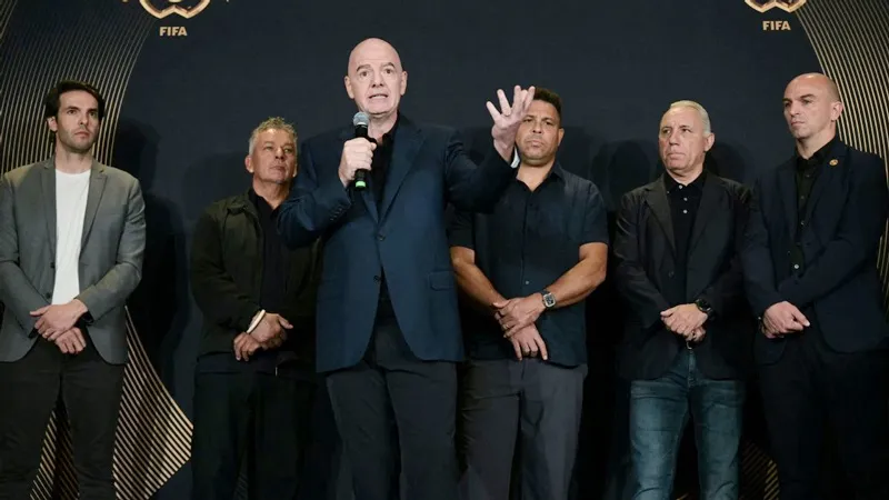 Chủ tịch FIFA, Gianni Infantino phát biểu khi đứng trước rất nhiều huyền thoại bóng đá.