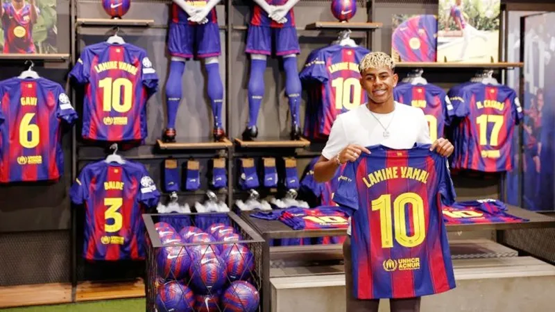 Ngôi sao trẻ Lamine Yamal sẽ chuyển sang khoác áo số 10 tại Barcelona.