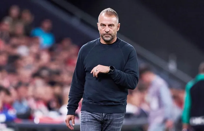 HLV Hansi Flick được cho là vẫn muốn bổ sung thêm một hậu vệ cánh cho Barcelona.