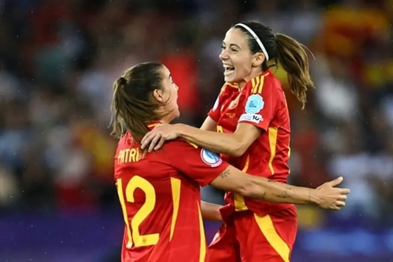 Aitana Bonmati (phải) ăn mừng bàn thắng vào lưới tuyển Đức ở bán kết