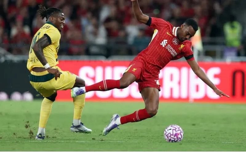 Rafael Leao (trái, AC Milan) tranh bóng với Ryan Gravenberch (Liverpool)