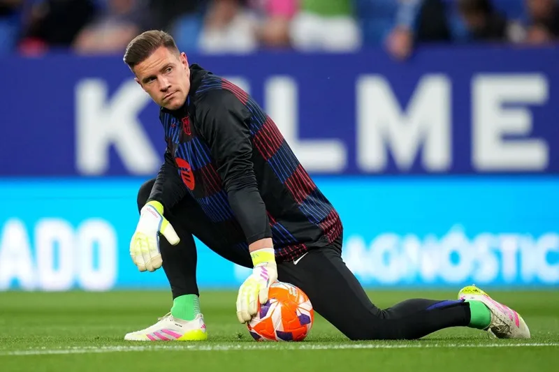 Thủ thành Marc-Andre ter Stegen bất ngờ có hành động đối đầu căng thẳng với CLB chủ quản Barcelona.
